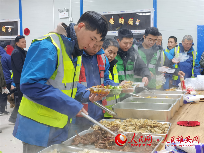 圖為建設者們歡聚一堂喜迎新春。中建三局集團北京有限公司供圖