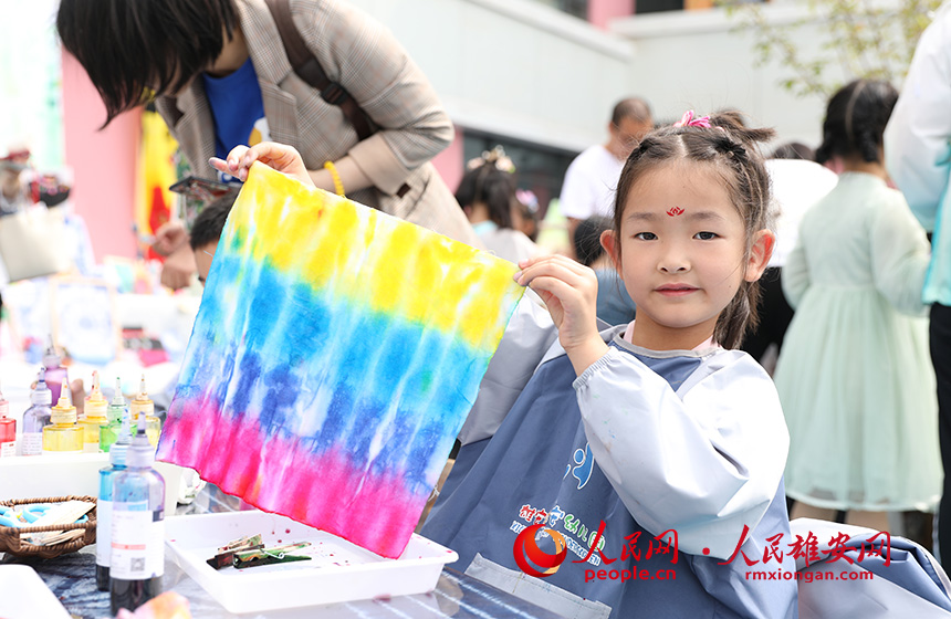 5月31日，雄安容和樂安幼兒園舉辦傳統文化游園活動。活動邀請了雄安當地非遺文化傳承人走進幼兒園，與孩子和家長交流互動。通過現場接觸非遺項目，讓孩子們零距離認識非遺、熟悉非遺，感受非遺之美。人民網 李兆民攝